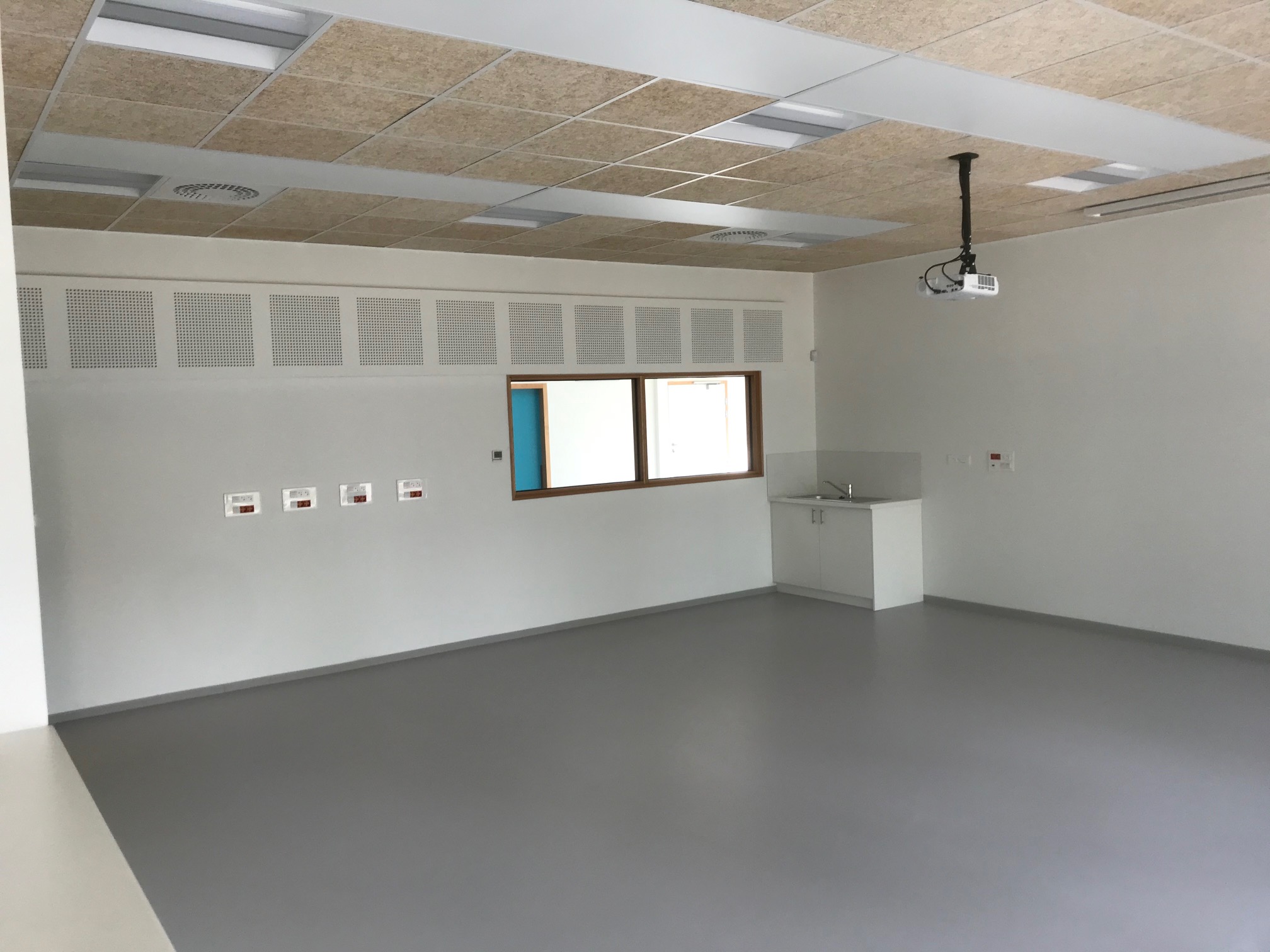 plafond fibre de bois dalles acoustiques chassis vitrés